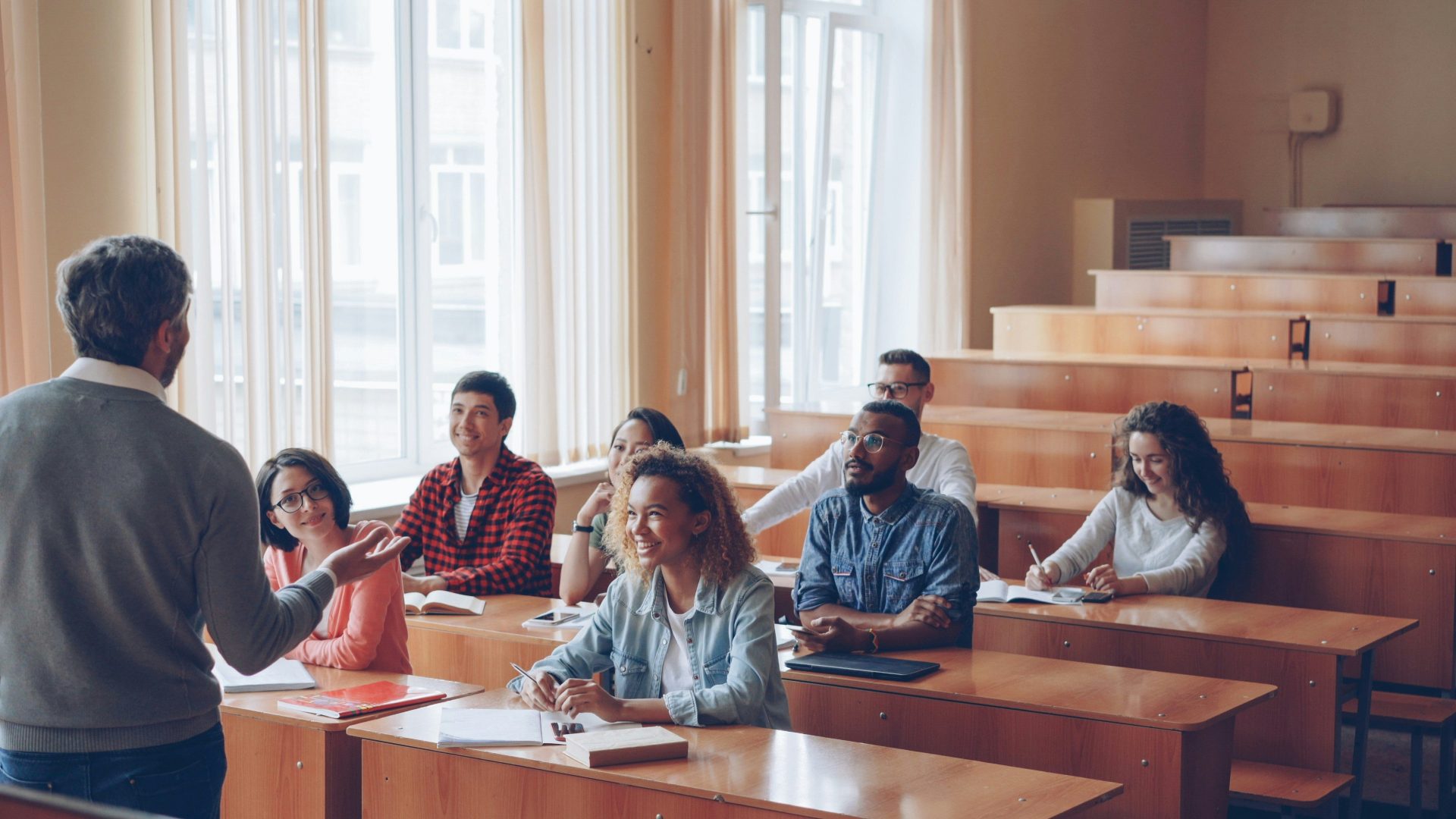 Ein Professor unterrichtet Studenten in einem Hörsaal.