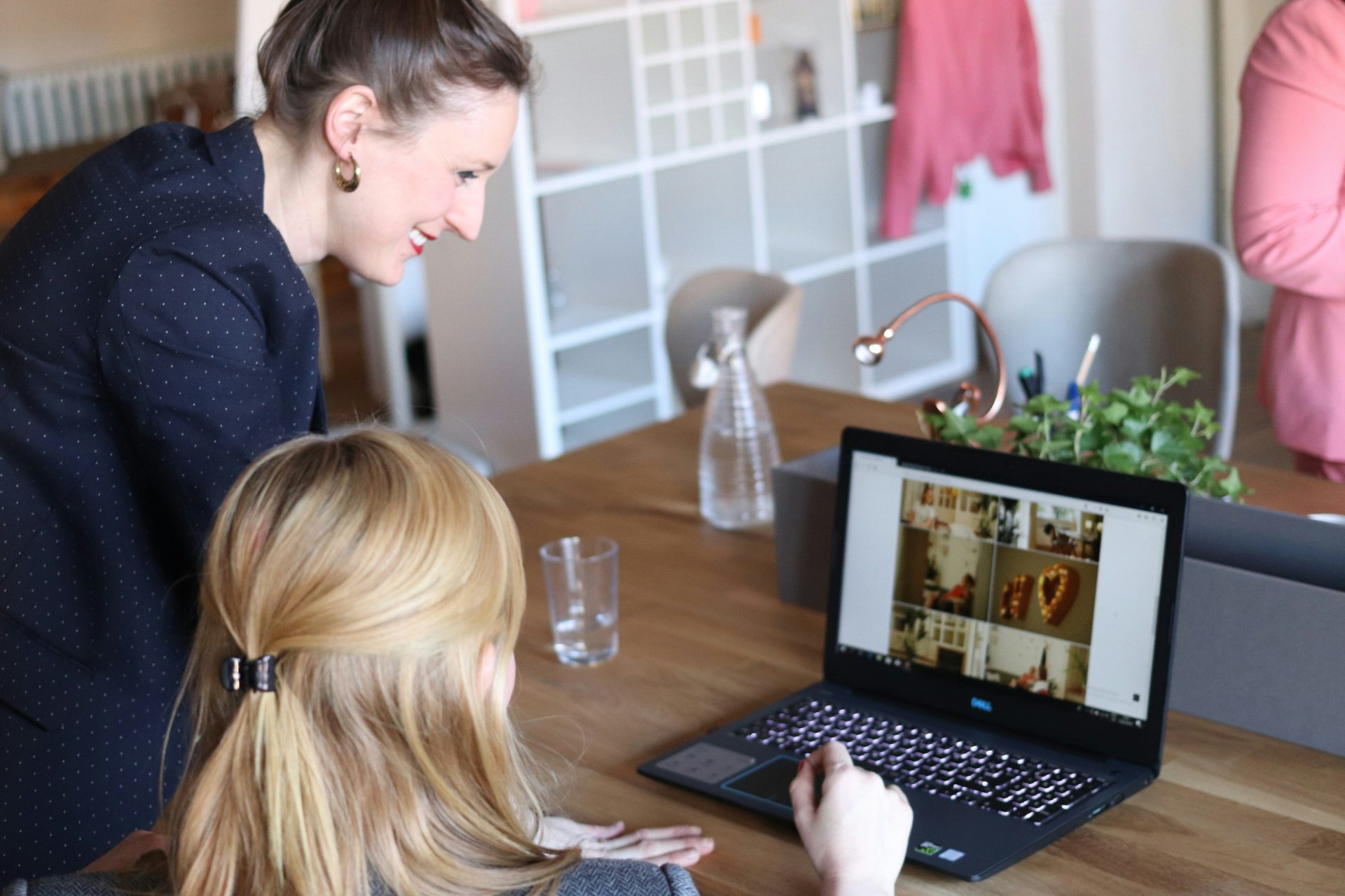 Mädchen benutzt schwarzen Laptop